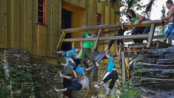 Detik-detik jembatan ambrol. Foto: Reddit