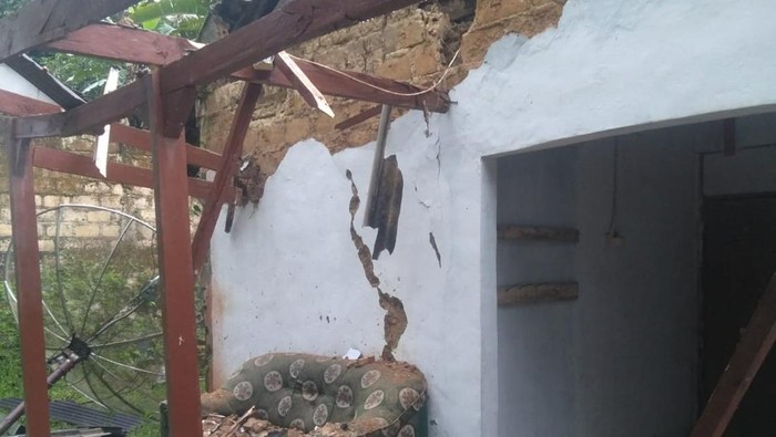 Dinding rumah yang tersisa akibat sapuan angin kencang