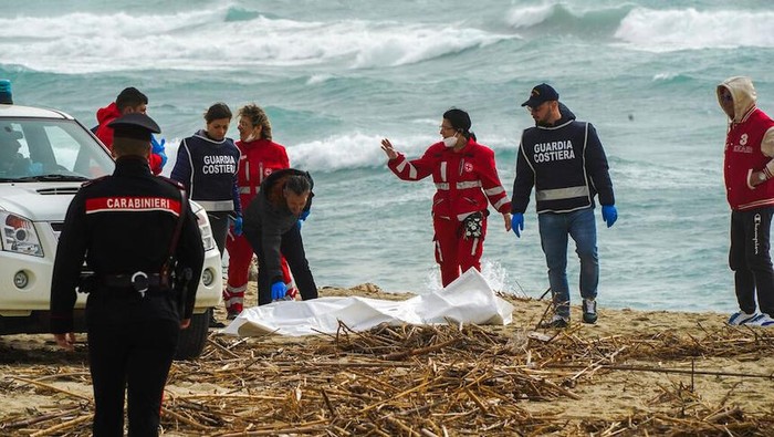 Dunia Hari Ini: Perahu Migran Menabrak Karang di Italia, Puluhan Tewas