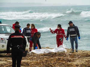 Dunia Hari Ini: Perahu Migran Menabrak Karang di Italia, Puluhan Tewas
