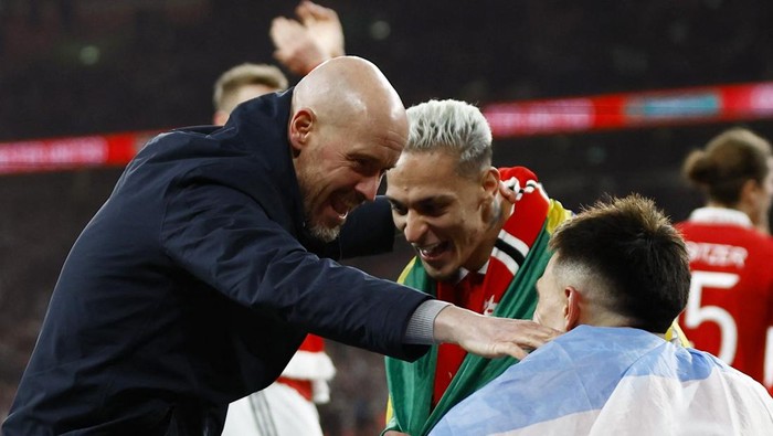 Soccer Football - Carabao Cup - Final - Manchester United v Newcastle United - Wembley Stadium, London, Britain - February 26, 2023 
Manchester United manager Erik ten Hag celebrates with Lisandro Martinez and Antony after winning the Carabao Cup final Action Images via Reuters/John Sibley EDITORIAL USE ONLY. No use with unauthorized audio, video, data, fixture lists, club/league logos or live services. Online in-match use limited to 75 images, no video emulation. No use in betting, games or single club	/league/player publications.  Please contact your account representative for further details.