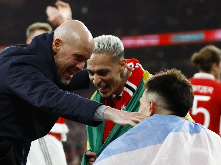 Momen Ten Hag Joget Bareng Licha dan Antony yang Dicibir Piers Morgan