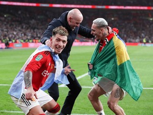 Dan Erik Ten Hag Berdansa-dansa...