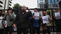 Dalam aksinya mereka menuntut pemerintah untuk mengusut tuntas harta pegawai pajak yang mencurigakan serta menunjukkan gaya hedonis di media sosial.