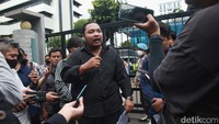 Selain itu, pendemo mendesak Menkeu Sri Mulyani memecat Dirjen Pajak Suryo Utomo.