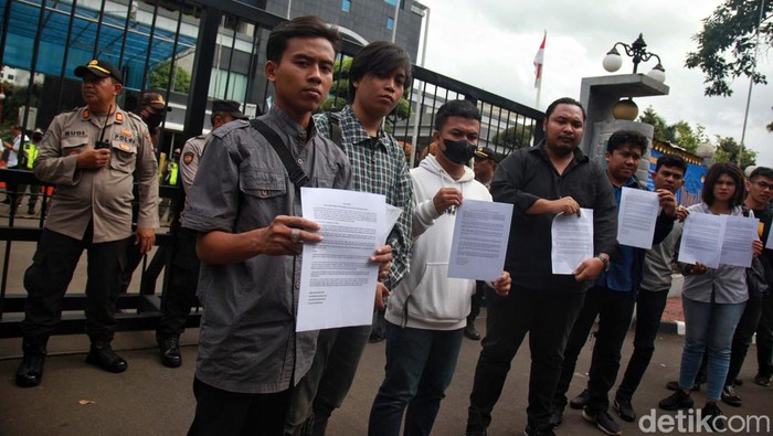 Massa dari 'Ganyang Para Pembangkang' gelar demo di gedung Kemenkeu, Jakarta, Senin (27/23). Mereka menuntut Menkeu Sri Mulyani memecat Dirjen Pajak Suryo Utomo.