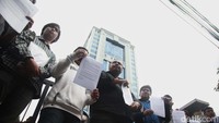 Sejumlah pegiat dari sejumlah aliasi sipil yang mengatasnamakan Ganyang Para Pembangkang menunjukan dokumen pernyataan media saat melakukan aksi unjuk rasa di depan gedung Kemenkeu, Jakarta, Senin (27/2/2023).