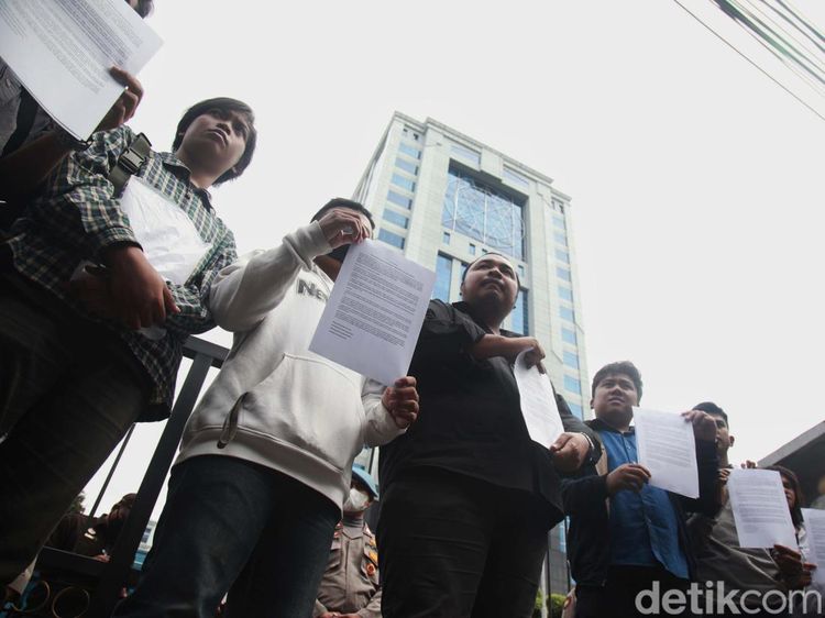 Geruduk Kemenkeu, Massa Minta Dirjen Pajak Dipecat