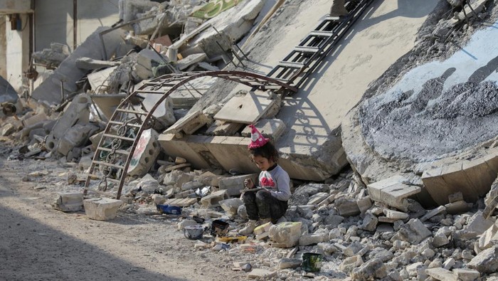 Goresan Tinta Warnai Reruntuhan Gempa Suriah Syrian artists Aziz Asmar and Salam Hamed paint street art on the rubble of damaged buildings in the aftermath of a deadly earthquake, in the rebel-held town of Jandaris, Syria February 22, 2023. REUTERS/Khalil Ashawi TPX IMAGES OF THE DAY