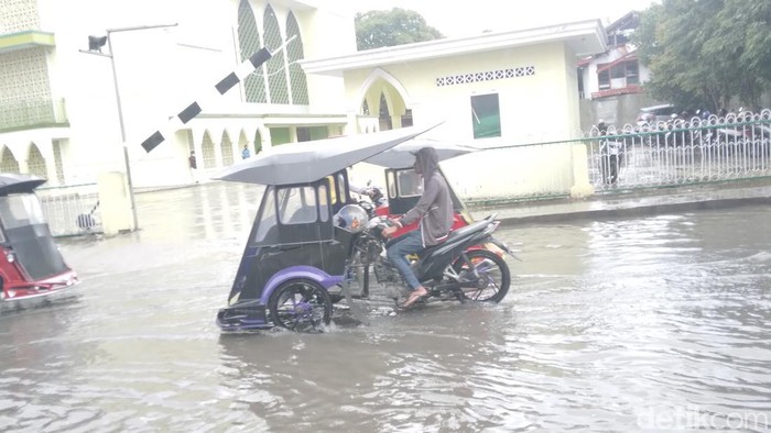 Warga di Kota Gorontalo mengeluhkan Jalan Jendral Sudirman yang selalu tergenang saat hujan turun.