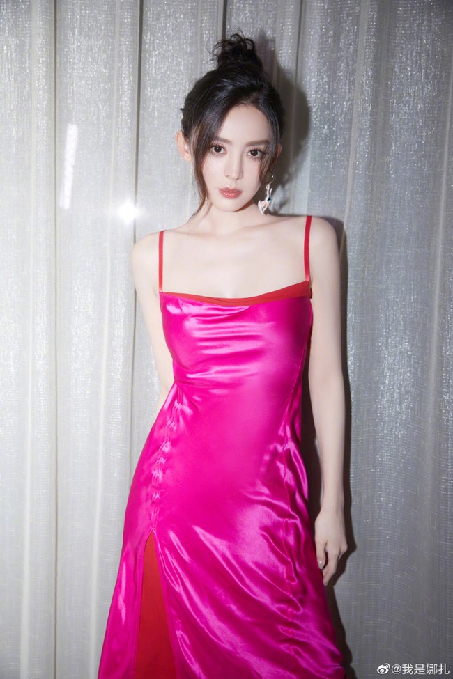 Dilansir 8days, beberapa netizen bahkan meminta agar karakter Jackie Chan diganti dengan yang lebih muda. Meski begitu, hingga kini belum ada kepastian mengenai para pemain sekuel The Myth. Karena itu, para fans diharap untuk sabar menunggu. Foto: Instagram/Weibo Gulinazha