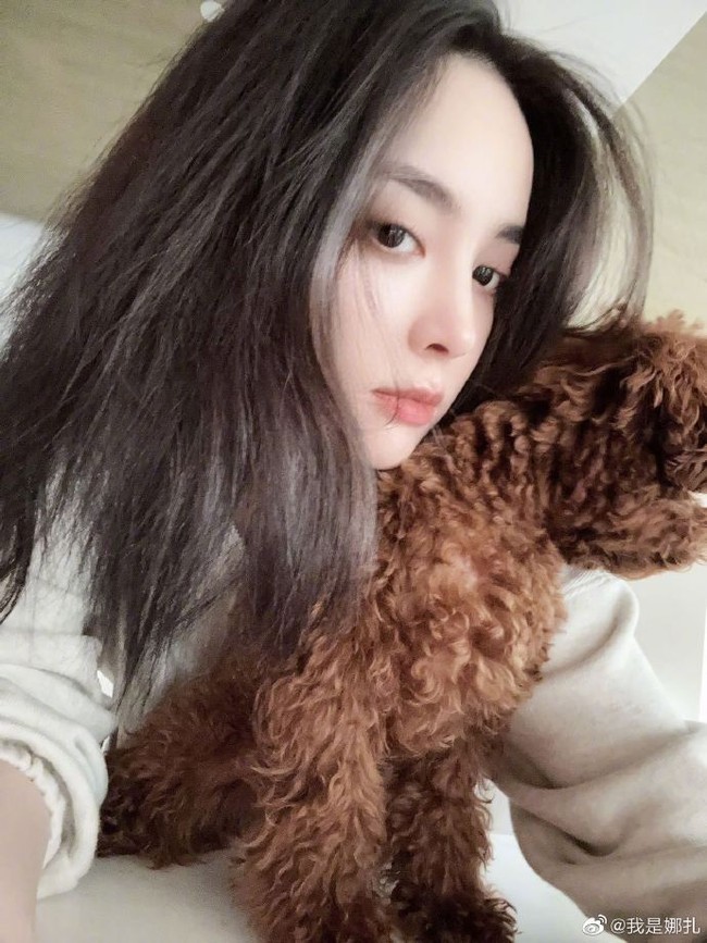 Guli Nazha sempat jadi perbincangan karena pernah mengalami pelecehan seksual oleh lawan mainnya Timmy Xu. Keduanya beradu akting dalam drama Weaving a Tale of Love. Timmy diprotes penonton karena menyentuh dada Guli Nazha. Foto: Instagram/Weibo Gulinazha