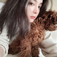 Guli Nazha sempat jadi perbincangan karena pernah mengalami pelecehan seksual oleh lawan mainnya Timmy Xu. Keduanya beradu akting dalam drama Weaving a Tale of Love. Timmy diprotes penonton karena menyentuh dada Guli Nazha. Foto: Instagram/Weibo Gulinazha