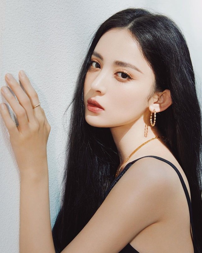 Sekuel itu sendiri disebut berkisah tentang seorang jendral perang dan putri pemberani dari Xinjiang. Netizen pun beranggapan jika Guli Nazha memang cocok memerankan karakter utamanya terlebih memang berasal dari sana. Foto: Instagram/Weibo Gulinazha