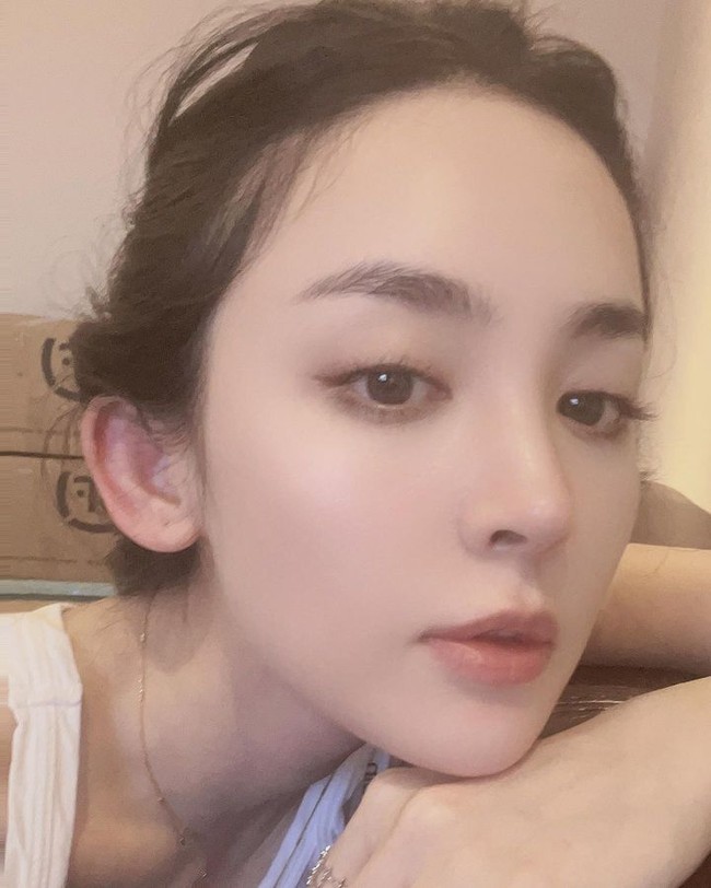 Aktris yang juga sering dipanggil Gulnazar tersebut disebut sebagai wanita tercantik di Asia. yang pernah masuk dalam daftar 100 Wanita Tercantik versi TC Candler pada 2018. Ketika itu, ia masuk dalam peringkat sembilang. Foto: Instagram/Weibo Gulinazha