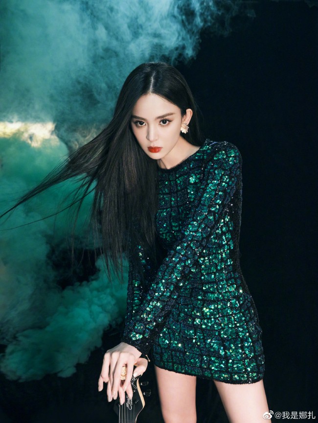 Jackie Chan berusia 68 tahun sedangkan Guli Nazha menginjak 30 tahun. Karena itu, banyak orang beranggapan jika Jackie lebih cocok jadi ayah bahkan kakek bintang Weaving a Tale of Love tersebut. Foto: Instagram/Weibo Gulinazha