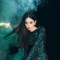 Jackie Chan berusia 68 tahun sedangkan Guli Nazha menginjak 30 tahun. Karena itu, banyak orang beranggapan jika Jackie lebih cocok jadi ayah bahkan kakek bintang Weaving a Tale of Love tersebut. Foto: Instagram/Weibo Gulinazha