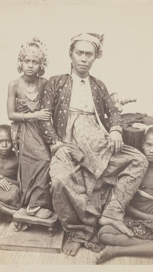 Gusti Ketut Jelantik salah satu Raja Kerajaan Buleleng, Bali bersama putrinya Gusti Ayu Poetoe dan rombongan.