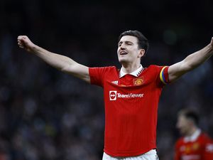 Ten Hag Sangat Gembira Maguire Bertahan di MU