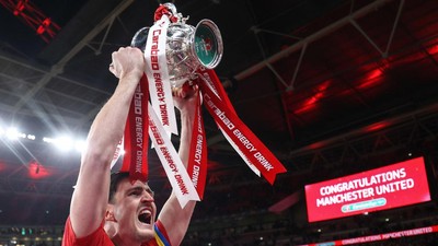 Harry Maguire Masuk, Main 2 Menit, Angkat Piala