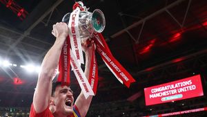 Harry Maguire Masuk, Main 2 Menit, Angkat Piala