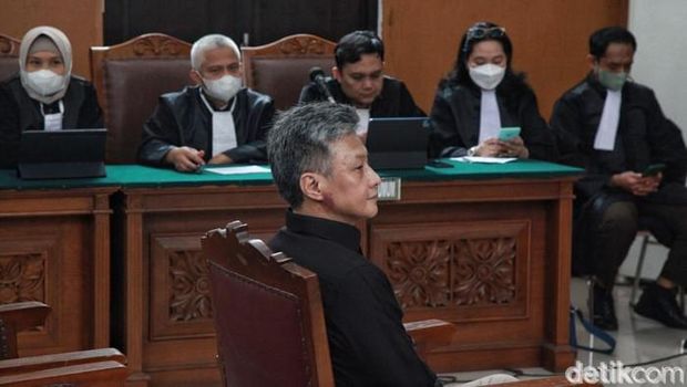 Hendra Kurniawan terbukti bersalah. Hakim menyatakan mantan jenderal bintang satu itu bersalah karena terlibat pemindahan isi DVR CCTV terkait kasus pembunuhan ajudan Ferdy Sambo, Brigadir N Yosua Hutabarat.