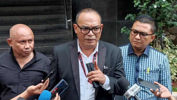Hendy Noya (tengah), pengacara debt collector Leslu Watimena meminta restorative justice ke Polda Metro.