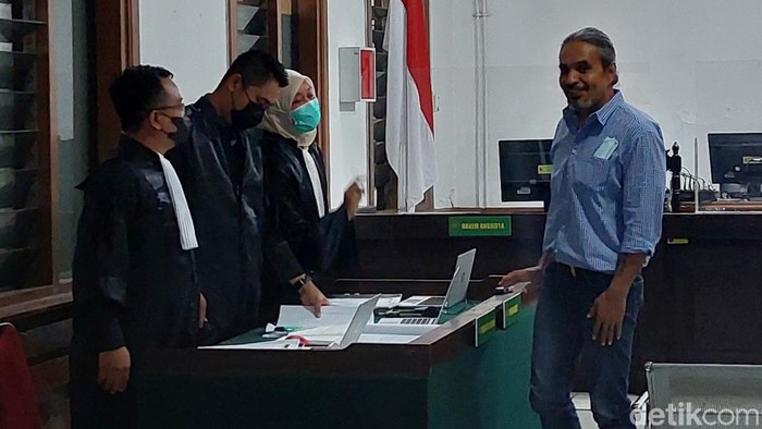 Heryanto Tanaka dan Ivan Dwi Kusuma Sujanto, terdakwa pemberi suap kepada Hakim Agung Sudrajad Dimyati dalam kasus KSP Intidana kembali menjalani sidang di Pengadilan Tipikor Bandung, Senin (26/2/2023).