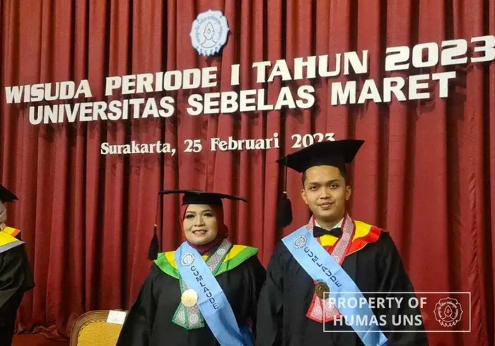 Ibu dan Anak Wisuda Bareng di UNS