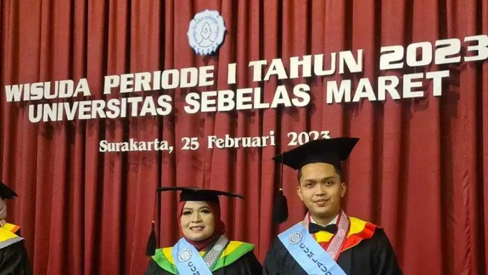 Ibu dan Anak Wisuda Bareng di UNS