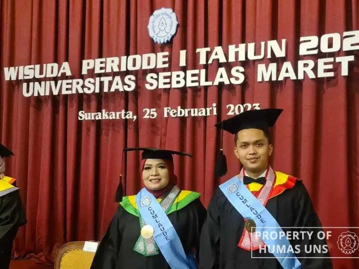Ibu dan Anak Wisuda Bareng di UNS