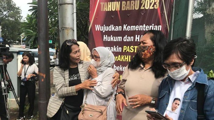 Ibu-ibu pendukung Eliezer di Lapas Salemba