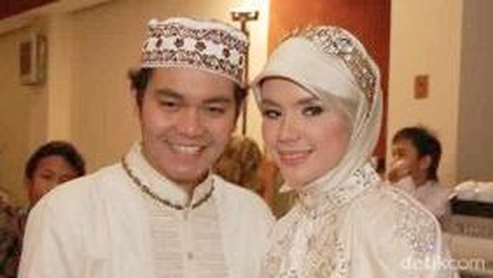 Indra Bekti dan Aldila Jelita saat resepsi pernikahan.