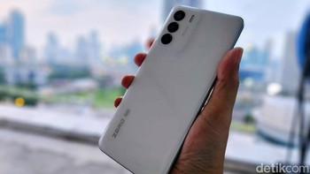Infinix Zero 5G 2023 disokong chipset MediaTek Dimensity 920 yang menawarkan performa kencang namun tetap efisien. Ia membawa grafis Mali G68 yang diklaim cocok untuk memenuhi kebutuhan mobile gaming. Foto: Adi Fida Rahman/detikINET