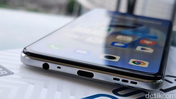 Bagian bawah terdapat port jack audio 3,5 mm, USB Type C dan speaker. Foto: Adi Fida Rahman/detikINET