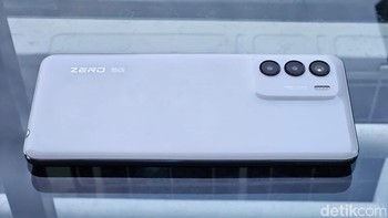 Soal tampilan, Infinix Zero 5G 2023 membawa tampilan stylish sekaligus ergonomis. Ponsel ini mengadopsi desain uni-curve klasik terinspirasi oleh generasi Zero sebelumnya. Foto: Adi Fida Rahman/detikINET
