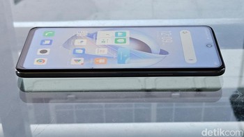 Baterai yang dimiliki Infinix Zero 5G 2023 berukuran 5.000 mAh yang dilengkapi teknologi pengisian cepat 33W. Pengguna dijanjikan dapat mengisi baterai 50% hanya dalam waktu 30 menit saja. Foto: Adi Fida Rahman/detikINET