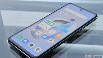 Agar makin memuaskan mata dalam menikmati konten, Infinix Zero 5G 2023 menyuguhkan layar lapang. Bentangannya 6,67 inch dengan resolusi Full HD, refresh rate 120Hz dan kecerahan puncak 500 nits. Foto: Adi Fida Rahman/detikINET
