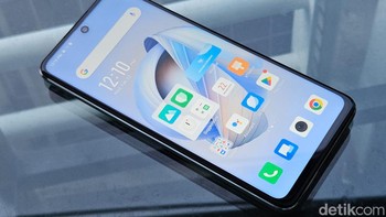 Bodi belakang Infinix Zero 5G 2023 menampilkan kesan modern dan durabilitas yang akan melindungi perangkat di hampir semua skenario penggunaan standar. Foto: Adi Fida Rahman/detikINET