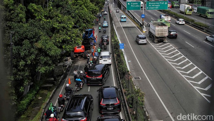 Jalan RA Kartini, Cilandak, Jakarta Selatan, yang amblas dan menyebabkan kemacetan kini tengah diperbaiki. Dua alat berat dikerahkan dalam proses perbaikan ini.