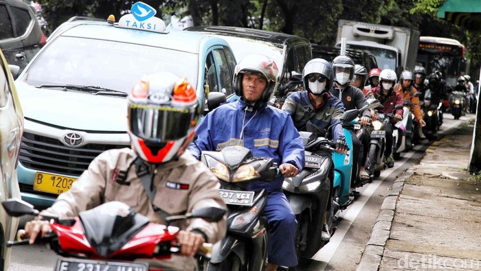 Jalan RA Kartini, Cilandak, Jakarta Selatan, yang amblas dan menyebabkan kemacetan kini tengah diperbaiki. Dua alat berat dikerahkan dalam proses perbaikan ini.