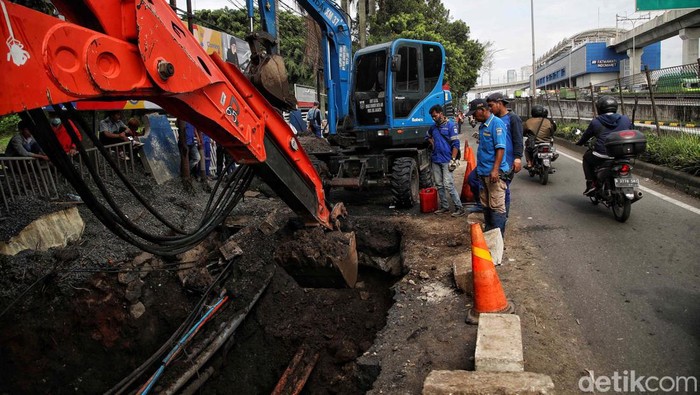 Jalan RA Kartini, Cilandak, Jakarta Selatan, yang amblas dan menyebabkan kemacetan kini tengah diperbaiki. Dua alat berat dikerahkan dalam proses perbaikan ini.