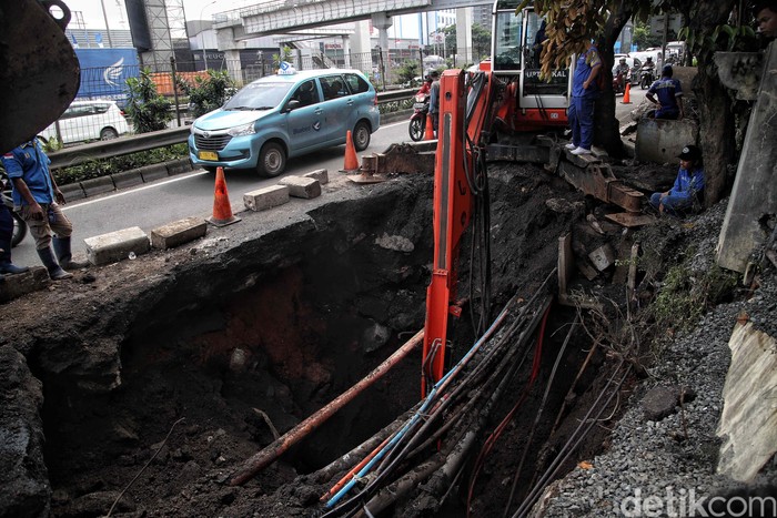 Jalan RA Kartini, Cilandak, Jakarta Selatan, yang amblas dan menyebabkan kemacetan kini tengah diperbaiki. Dua alat berat dikerahkan dalam proses perbaikan ini.