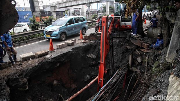Jalan RA Kartini, Cilandak, Jakarta Selatan, yang amblas dan menyebabkan kemacetan kini tengah diperbaiki. Dua alat berat dikerahkan dalam proses perbaikan ini.