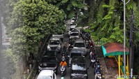 Perbaikan jalan tersebut diperkirakan akan memakai waktu sekitar satu minggu.