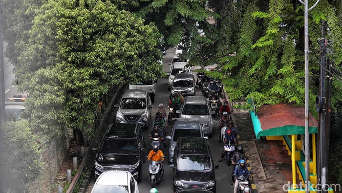 Jalan RA Kartini, Cilandak, Jakarta Selatan, yang amblas dan menyebabkan kemacetan kini tengah diperbaiki. Dua alat berat dikerahkan dalam proses perbaikan ini.