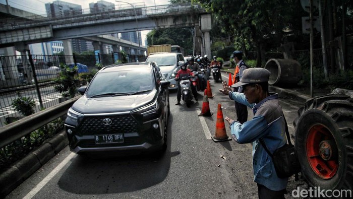 Jalan RA Kartini, Cilandak, Jakarta Selatan, yang amblas dan menyebabkan kemacetan kini tengah diperbaiki. Dua alat berat dikerahkan dalam proses perbaikan ini.