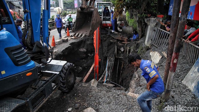 Jalan Amblas di Cilandak yang Sebabkan Macet Kini Diperbaiki Jalan RA Kartini, Cilandak, Jakarta Selatan, yang amblas dan menyebabkan kemacetan kini tengah diperbaiki. Dua alat berat dikerahkan dalam proses perbaikan ini.