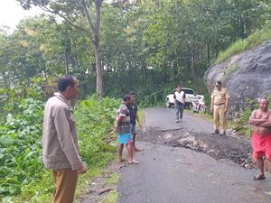 Amblas Setengah Meter, Jalan Raya Karangtengah Wonogiri Ditutup
