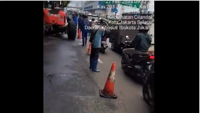 Jalan Kartini dekat kantor Kecamatan Cilandak, Jaksel, amblas.